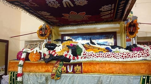 31-ம் நாளில் மஞ்சள் நிறப் பட்டாடையில் பக்தர்களுக்கு சயன கோலத்தில் அருள்பாலித்த அத்தி வரதர்