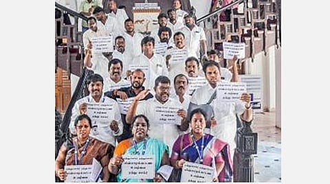 மின் கட்டண உயர்வைக் கைவிட வலியுறுத்தி, சென்னை ரிப்பன் மாளிகையில் நேற்று நடைபெற்ற மாநகராட்சி மன்றக் கூட்டத்தில் இருந்து வெளிநடப்பு செய்து, பதாகைகளுடன் கோஷம் எழுப்பிய அதிமுக மாமன்ற உறுப்பினர்கள். படம்: பு.க.பிரவீன்