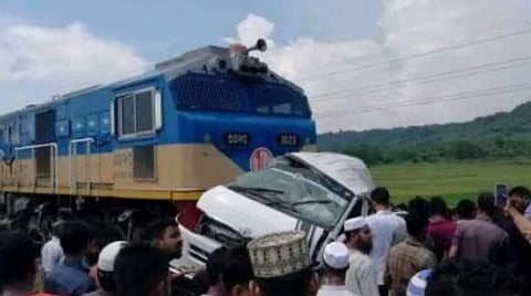 வங்கதேசத்தில் பஸ் மீது ரயில் மோதி 11 பேர் உயிரிழப்பு