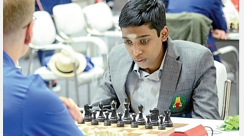 எஸ் டோனியாவின் சுகவின் கிரில்லின் நகர்வுகளை உன்னிப்பாக கவனிக்கும் இந்திய பி அணி வீரர் பிரக்ஞானந்தா . | படங்கள்: எம். முத்துகணேஷ் |