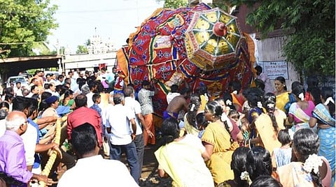 புதுக்கோட்டை பிரகதாம்பாள் கோயில் தேர் சாய்ந்து விபத்து: 5 பேர் காயம், பொதுமக்கள் அதிர்ச்சி