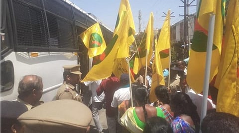 கரூர் ஆர்எம்எஸ்அலுவலகம் முன்புசாலை மறியலில் ஈடுபட முயன்ற ஐக்கிய விவசாயிகள்முன்னணியினரை போலீஸார் கைது செய்கின்றனர்.