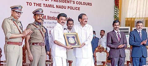 தமிழ்நாடு காவல் துறைக்காக உருவாக்கப்பட்டுள்ள புதிய `சீருடை லோகோ'வை சென்னையில் நேற்று நடைபெற்ற நிகழ்ச்சியில் குடியரசு துணைத் தலைவர் வெங்கய்ய நாயுடு வெளியிட, முதல்வர் மு.க.ஸ்டாலின் பெற்றுக் கொண்டார். உடன், தலைமைச் செயலர் வெ.இறையன்பு, உள்துறைச் செயலர் கே.பணீந்திர ரெட்டி, டிஜிபி சைலேந்திர பாபு, சென்னை காவல் ஆணையர் சங்கர் ஜிவால்.படம்: பு.க.பிரவீன்