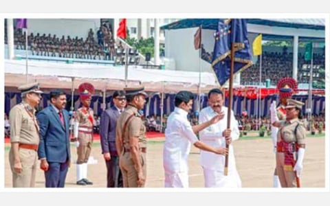 தமிழக காவல் துறைக்கு குடியரசுத் தலைவரின் கொடி வழங்கும் விழா, சென்னை ராஜரத்தினம் விளையாட்டரங்கில் நேற்று நடைபெற்றது. இதில், குடியரசு துணைத் தலைவர் வெங்கய்ய நாயுடு பங்கேற்று, கொடியை முதல்வர் மு.க.ஸ்டாலினிடம் வழங்கினார். அருகில் டிஜிபி சைலேந்திர பாபு, சென்னை காவல் ஆணையர் சங்கர் ஜிவால் உள்ளிட்டோர்.
