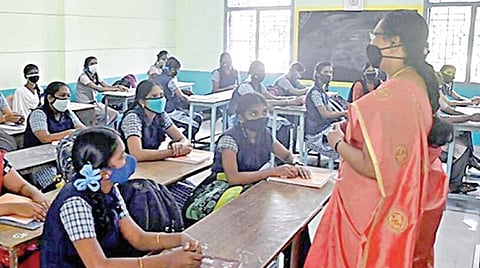 செயலியில் மட்டும் மாணவர், ஆசிரியர் வருகைப்பதிவு: புதிய நடைமுறைக்கு ஆதரவும், எதிர்ப்பும்
