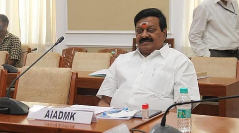 அதிமுக பெயர்ப் பலகை: இணையத்தில் வைரலான ஜெயக்குமார் ‘செயல்’