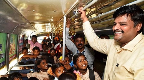 கரூரில் இடைநின்ற 25 மாணவர்களை பள்ளியில் சேர்த்த ‘பள்ளிக்கூட மணி அடிச்சாச்சு’ இயக்கம்!