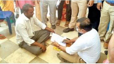 தரையில் அமர்ந்து விவசாயி நாராயண சாமியிடம் குறைகளை கேட்ட திருப்பத் தூர் மாவட்ட ஆட்சியர் அமர் குஷ்வாஹா.
