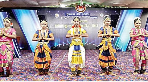 புதுக்கோட்டை புத்தக திருவிழா தொடக்க விழாவில் பார்வையாளர்களை பெரிதும் கவர்ந்த திருக்கோகர்ணம் ஸ்ரீ வெங்கடேஸ்வரா மெட்ரிக். மேல்நிலைப் பள்ளி மாணவிகளின் சிறப்பு நடனங்கள்.