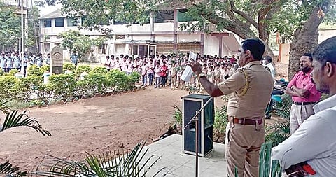 குறிஞ்சிப்பாடி அரசு ஆண்கள் மேல்நிலைப் பள்ளியில் நடைபெற்ற விழிப்புணர்வு நிகழ்ச்சியில் மாணவ, மாணவிகளுக்கு காவல் ஆய்வாளர் செல்வம் அறிவுரை வழங்கினார்.