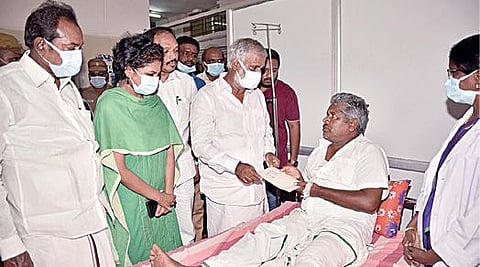 புதுக்கோட்டை அரசு மருத்துவக் கல்லூரி மருத்துவமனையில் சிகிச்சை பெறுபவருக்கு நிவாரண நிதி வழங்குகிறார் அமைச்சர் பி.கே.சேகர்பாபு.