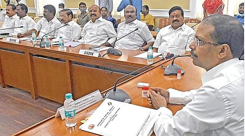 வாக்காளர் பட்டியலுடன் ஆதார் எண்ணை இணைப்பது தொடர்பான ஆலோசனைக் கூட்டம் தலைமை தேர்தல் அதிகாரி சத்யபிரத சாஹு தலைமையில் நேற்று நடந்தது. அங்கீகரிக்கப்பட்ட அரசியல் கட்சிகளின் பிரதிநிதிகள் இதில் கலந்து கொண்டனர். படம்: ம.பிரபு