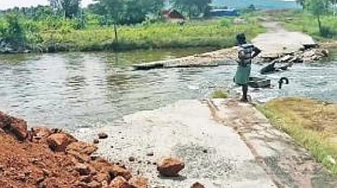 காரப்பட்டு-கதவணிபுதூர் செல்லும் சாலையில் பாம்பாற்றின் குறுக்கே உள்ள தரைப்பாலத்தில் தண்ணீர் அதிகளவில் செல்வதால், மக்கள் ஆற்றை கடந்து செல்ல முடியாத நிலையுள்ளது.