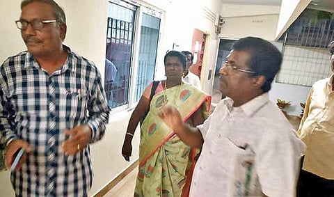 திருப்பத்தூர் மாவட்ட முதன்மை கல்வி அலுவலகத்தில் குடும்பத்தாருடன் தர்ணாவில் ஈடுபட்ட ஆலங்காயம் வட்டார பெண் கல்வி அலுவலர் சித்ரா.