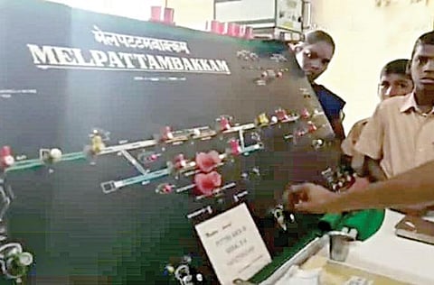 கட்டுப்பாட்டு அறையில் ரயில் வருகையை அறிந்து கொள்ளும் மாணவர்கள்.