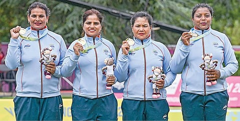 பிரிட்டனின் பர்மிங்ஹாமில் நடைபெற்று வரும் காமன்வெல்த் விளையாட்டுப் போட்டியின் மகளிர் லான் பவுல்ஸ் பிரிவில் தங்கப் பதக்கம் வென்ற இந்திய அணியினர். படம்: பிடிஐ