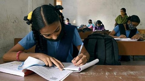 மதுரை | பள்ளிகள் திறந்து 50 நாட்களாகியும் அரசு பள்ளி மாணவர்களுக்கு நோட்டுகள் கிடைக்கவில்லை