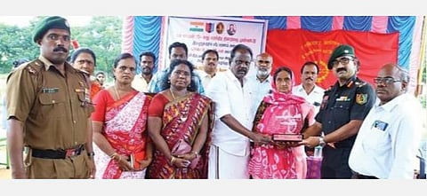 ராணுவத்தில் வீர மரணம் அடைந்த பண்ருட்டி ராணுவ வீரர் சௌகத் அலி மனைவி மும்தாஜ் பேகத்திடம், பிரதமர் வழங்கிய பதக்கத்தை, 6 தமிழ்நாடு படை பிரிவு கமாண்டிங் ஆபிஸர் கர்ணல் விஜய்குமார் அளித்தார்.
