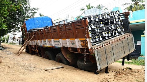 பராமரிப்பில்லாத சாலையால் மண்ணில் புதைந்த கனரக வாகனம்