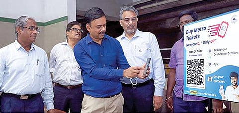 மெட்ரோ ரயில்களில் க்யூஆர் கோட் மூலம் ஸ்கேன் செய்து பணம் செலுத்தி பொதுமக்கள் பயணம் செய்யும் வசதியை சென்னை கோயம்பேடு மெட்ரோ ரயில் நிலையத்தில் சென்னை மெட்ரோ ரயில் நிறுவன மேலாண்மை இயக்குநர் எம்.ஏ.சித்திக் நேற்று தொடங்கி வைத்தார். படம்: பு.க.பிரவீன்