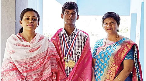 உலக கபடி போட்டியில் தங்கம் வென்ற மானாமதுரை செயின்ட் ஜோசப் பள்ளி மாணவர் ஜீவன் பிரதாப்பை முதுநிலை முதல்வர் அருள்ஜோஸ்பின் பெட்ஸி, முதல்வர்ஜோதிலட்சுமி பாராட்டினர்.