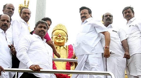 கோவை அவிநாசி சாலையில் உள்ள எம்ஜிஆரின் சிலைகளுக்கு மாலை அணிவித்து மரியாதை செலுத்திய கோவை செல்வராஜ். படம்: ஜெ.மனோகரன்.