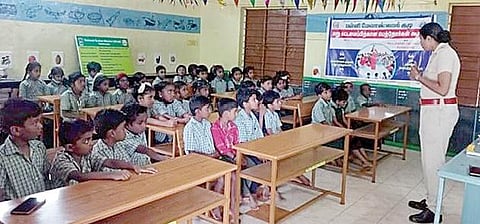 கோவை மதுக்கரை அரசு ஆரம்பப் பள்ளியில் பாலியல் குற்றங்கள் குறித்து விழிப்புணர்வு ஏற்படுத்தும் பெண் காவலர்.