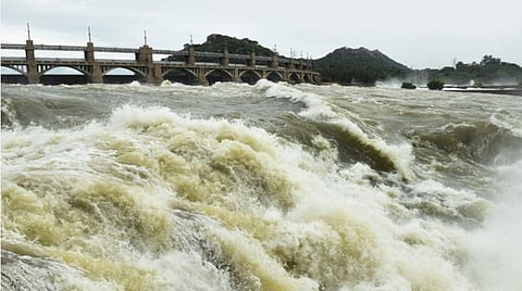 மேட்டூர் அணையிலிருந்து காவிரி ஆற்றில் திறந்துவிடப்பட்டு ஆர்ப்பரித்துச் செல்லும் வெள்ளம்.