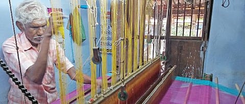 அருப்புக்கோட்டையில் கைத்தறி சேலை நெய்யும் தொழிலாளி.