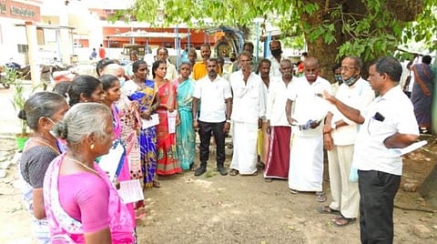 திருவள்ளூர் | பெண் ஐஏஎஸ் அதிகாரி தாயாரின் ஆக்கிரமிப்பு வீட்டை அகற்றாததால் தண்டவாளத்தில் தலைவைத்து போராட முயன்ற மக்கள்