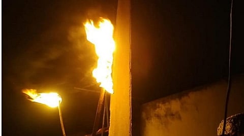 சேலம் | எரியாத தெருவிளக்கு மின் கம்பத்தில் தீப்பந்தம் ஏற்றி நூதன போராட்டம்