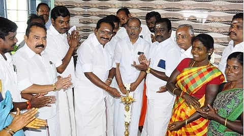 மதுரை மேற்கு சட்டப்பேரவைத் தொகுதிக்கு உட்பட்ட அச்சம்பத்து - புதுக்குளம் பகுதியில் தொகுதி மேம்பாடு நிதியில் கட்டப்பட்ட சமுதாய கூடத்தை செல்லூர் ராஜூ எம்எல்ஏ பொதுமக்கள் பயன்பாட்டிற்கு திறந்து வைத்தார்.