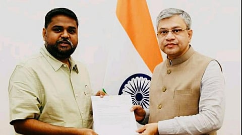 ரயில்வே துறை அமைச்சரிடம் கோரிக்கை மனு அளிக்கும் தர்மபுரி எம்பி செந்தில்குமார்