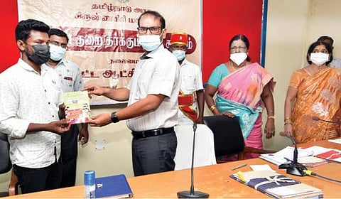 தனது மகனின் சிகிச்சைக்காக முதலமைச்சரின் மருத்துவ காப்பீட்டு அட்டை கோரி மனு அளித்த ஊத்தங்கரை பாம்பாறு அணை இலங்கை தமிழர் முகாமைச் சேர்ந்த செல்வகுமாருக்கு, உடனடியாக காப்பீட்டு திட்ட அட்டையை, கிருஷ்ணகிரி ஆட்சியர் ஜெயசந்திர பானு ரெட்டி வழங்கினார்.