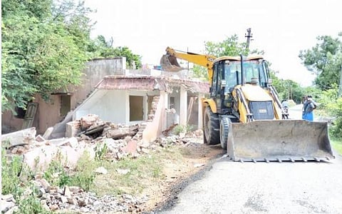 திருவாலங்காடு அருகே பெண் ஐஏஎஸ் அதிகாரி தாயாரின் ஆக்கிரமிப்பு வீட்டை அகற்றும் பணி தொடக்கம்: பொதுமக்களின் போராட்டத்தையடுத்து நடவடிக்கை