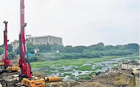 நந்தம்பாக்கம் அருகே மெட்ரோ ரயில் உயர்மட்டப் பாதைக்கான தூண்கள் அமைக்க ஆரம்பக்கட்ட பணி தொடக்கம்