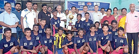 திண்டுக்கல்லில் நடைபெற்ற மாவட்ட அளவிலான கால்பந்து போட்டியில் முதலிடம் பெற்ற புனித மரியன்னை பள்ளி அணி மாணவர்கள்.