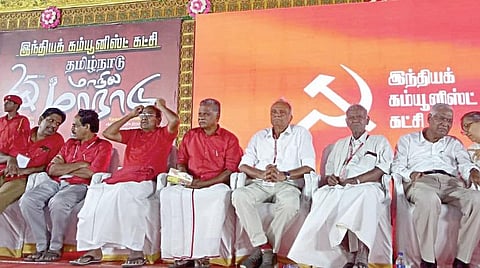 திருப்பூர் காங்கயம் சாலையில் நேற்று நடந்த இந்திய கம்யூனிஸ்ட் கட்சியின் பொதுக்கூட்டத்தில் பங்கேற்ற மூத்த தலைவர் இரா.நல்லகண்ணு, கட்சியின் பொதுச் செயலாளர் டி.ராஜா, அமர்ஜீத் கவுர், நாராயணா, பினாய்விஸ்வம் மற்றும் ஆனி ராஜா ஆகியோருடன் மாநில செயலாளர் இரா.முத்தரசன். படம்: இரா.கார்த்திகேயன்
