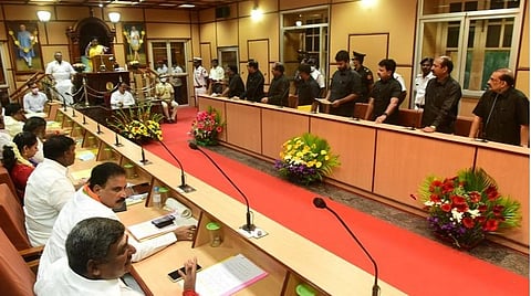 புதுச்சேரி சட்டப்பேரவையில் ஆளுநர் தமிழிசை உரையாற்றும்போது திமுக, காங்கிரஸ் எம்எல்ஏக்கள் கருப்பு சட்டையுடன் எதிர்ப்பு தெரிவித்து கோஷமிடுகின்றனர்.