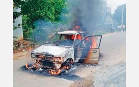 நெய்வேலி அருகே கீழுர் கிராம சாலையில் சென்று கொண்டிருந்த கார் திடீரென தீப்பற்றி எரிந்தது.