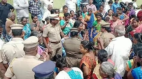 திருவாலங்காடு அருகே நீர்நிலையை ஆக்கிரமித்து கட்டப்பட்டிருந்த குடியிருப்புகளை அகற்றப்போவதாக பரவிய தகவலால் மக்கள் மறியல்