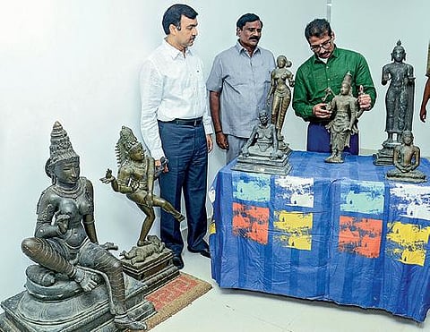 கும்பகோணத்தை அடுத்த சுவாமிமலை, சர்வமான்ய தெருவில் உள்ள ஸ்தபதி மாசிலாமணியின் சிற்பக் கூடத்தில் இருந்து பறிமுதல் செய்யப்பட்ட ஆயிரம் ஆண்டுகள் பழமையான விஷ்ணு, புத்தர் உட்பட 8 சிலை களை பார்வையிடும் தமிழக காவல்துறையின் சிலை கடத்தல் தடுப்பு பிரிவு டிஜிபி கே.ஜெயந்த் முரளி, ஐ.ஜி ஆர்.தினகரன். படம்: பு.க.பிரவீன்