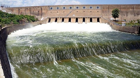 மேட்டூர் அணையிலிருந்து திறக்கப்படும் உபரி நீரை நீரேற்று நிலையங்கள் மூலமாக வறட்சிப் பகுதிகளுக்கு கொண்டு செல்லலாம்: மூத்த பொறியாளர்கள் யோசனை