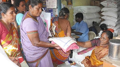 இலவச வேட்டி, சேலை வழங்கும் திட்டம் தொடரும்: தமிழக அரசு உறுதி