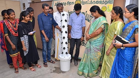 மதுரையில் முதல்முறையாக அறிமுகப்படுத்தப்பட்ட ஹைட்ரோபோனிக்ஸ் முறையில் தோட்டம் அமைப்பது குறித்து செயல்விளக்கம் தோட்டக்கலை துணை இயக்குநர் கி.ரேவதி தலைமையில் நடந்தது. படம்: என்.தங்கரத்தினம்.