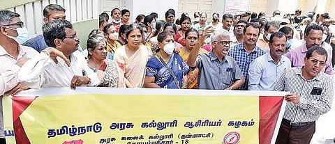 கோவை அரசு கலைக் கல்லூரி நுழைவுவாயில் முன்பு போராட்டத்தில் ஈடுபட்ட பேராசிரியர்கள். படம்: ஜெ.மனோகரன்