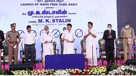 சென்னை கலைவாணர் அரங்கில் நேற்று நடந்த நிகழ்ச்சியில் ‘போதைப் பொருட்கள் இல்லாத தமிழ்நாடு’ திட்டத்தை முதல்வர் மு.க.ஸ்டாலின் தொடங்கிவைத்தார். இதில், அமைச்சர்கள் அன்பில் மகேஸ் பொய்யாமொழி, பி.கே.சேகர்பாபு, தலைமைச் செயலாளர் வெ.இறையன்பு, உள்துறை செயலாளர் பணீந்திர ரெட்டி, டிஜிபி சைலேந்திர பாபு, சென்னை பெருநகர காவல் ஆணையர் சங்கர் ஜிவால் உள்ளிட்டோர் கலந்துகொண்டனர்.படம்: ம.பிரபு