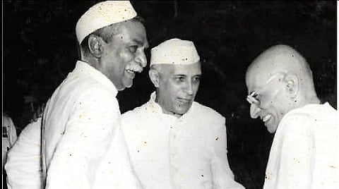 மாநில மறுசீரமைப்பு ஆணையக் கூட்டத்தில் தலைவர்கள்.