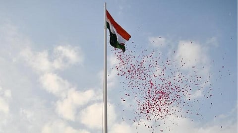 ஊராட்சிகளில் மக்கள் பிரநிதிகள் சாதியப் பாகுபாடின்றி தேசியக் கொடி ஏற்றுவதை உறுதி செய்க: மாவட்ட ஆட்சியர்களுக்கு உத்தரவு