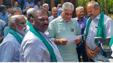 மத்திய வனத்துறை அமைச்சர் பூபேந்தர் யாதவிடம் மனு கொடுக்கும் தமிழக விவசாயிகள்.